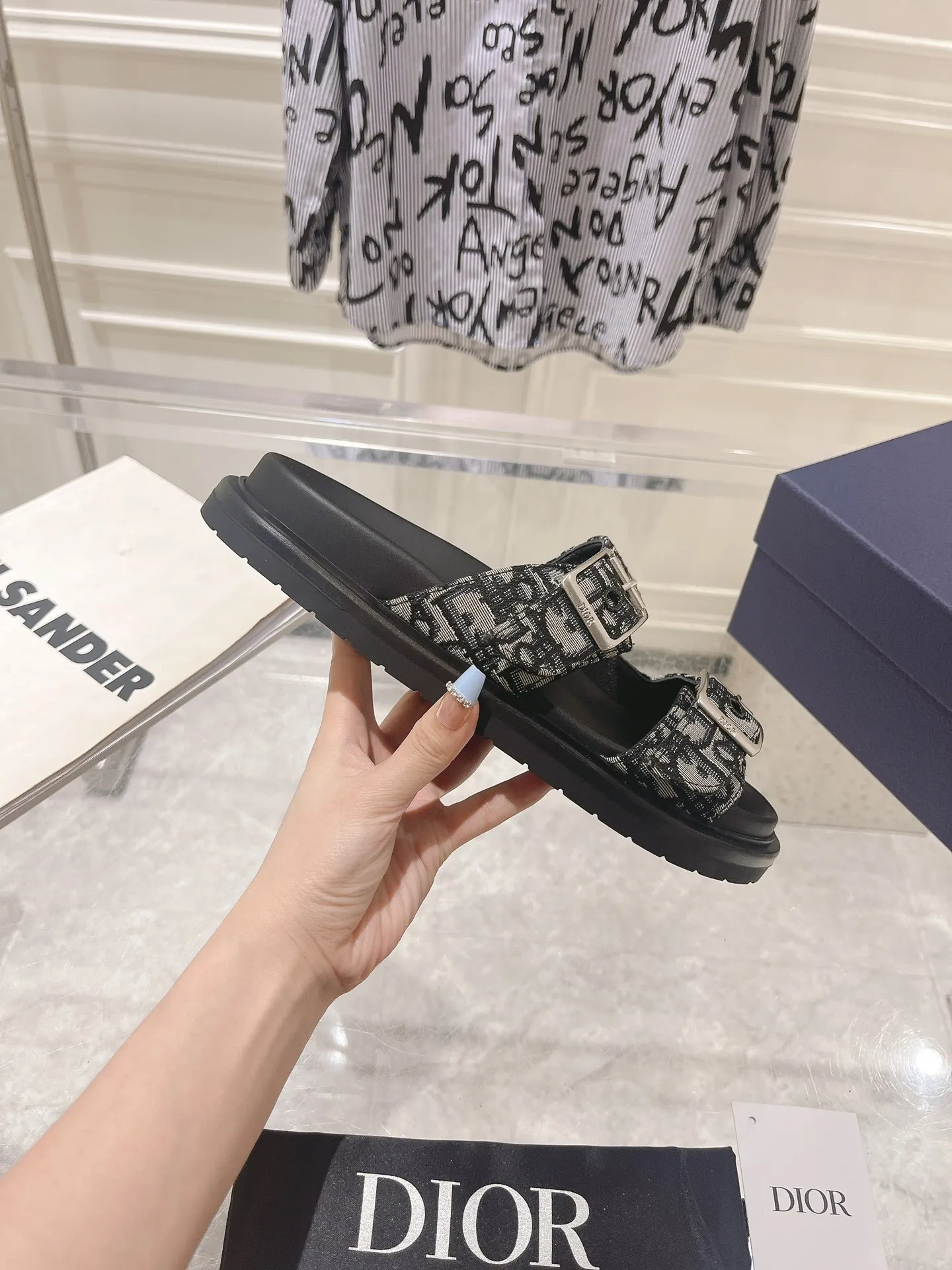 👟👟Ex-factory price 420👟👟 #Men's top version 𝐃𝐈𝐎𝐑# Dior's new men's summer slippers 🔥Purchase the original development Alias ​​sandals are new products in 2024. They are a leisurely and exquisite work. The upper is made of imported denim ➕ calfskin 🔥 Original molded rubber outsole provides the best comfort 🔥 ✔️Size: #38-46